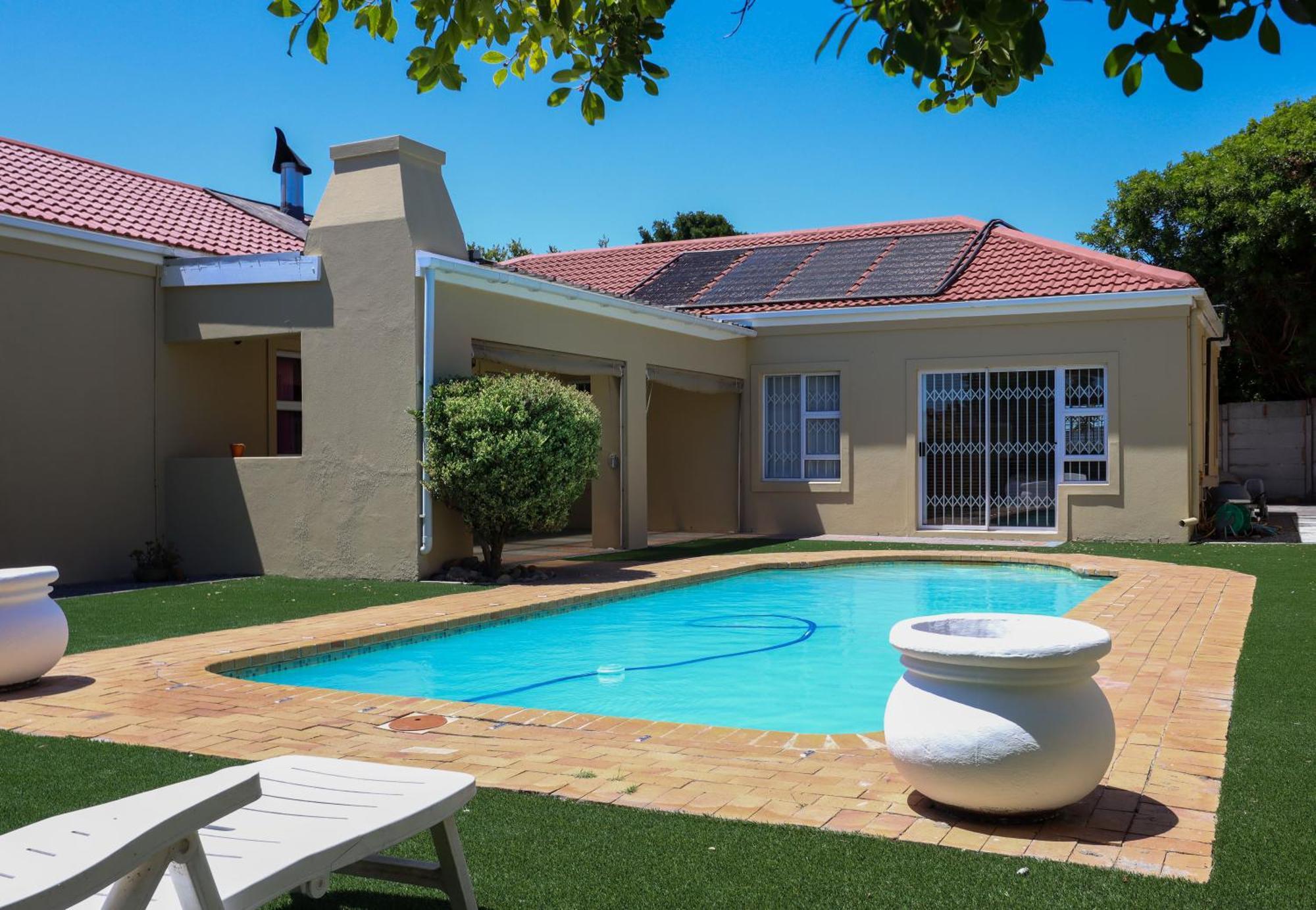 Spacious 4-bedroom With A Pool *