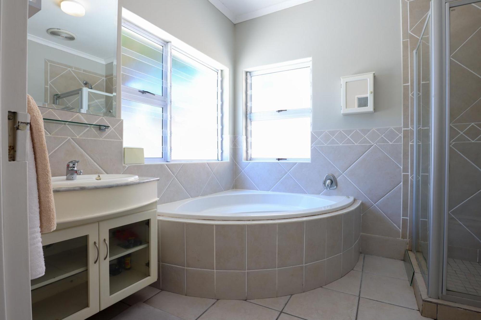 Spacious 4-bedroom With A Pool Holiday home *