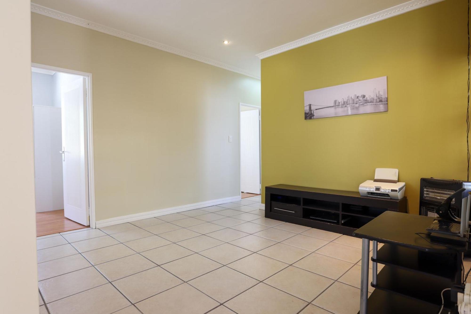 Spacious 4-bedroom With A Pool Holiday home Cape Town