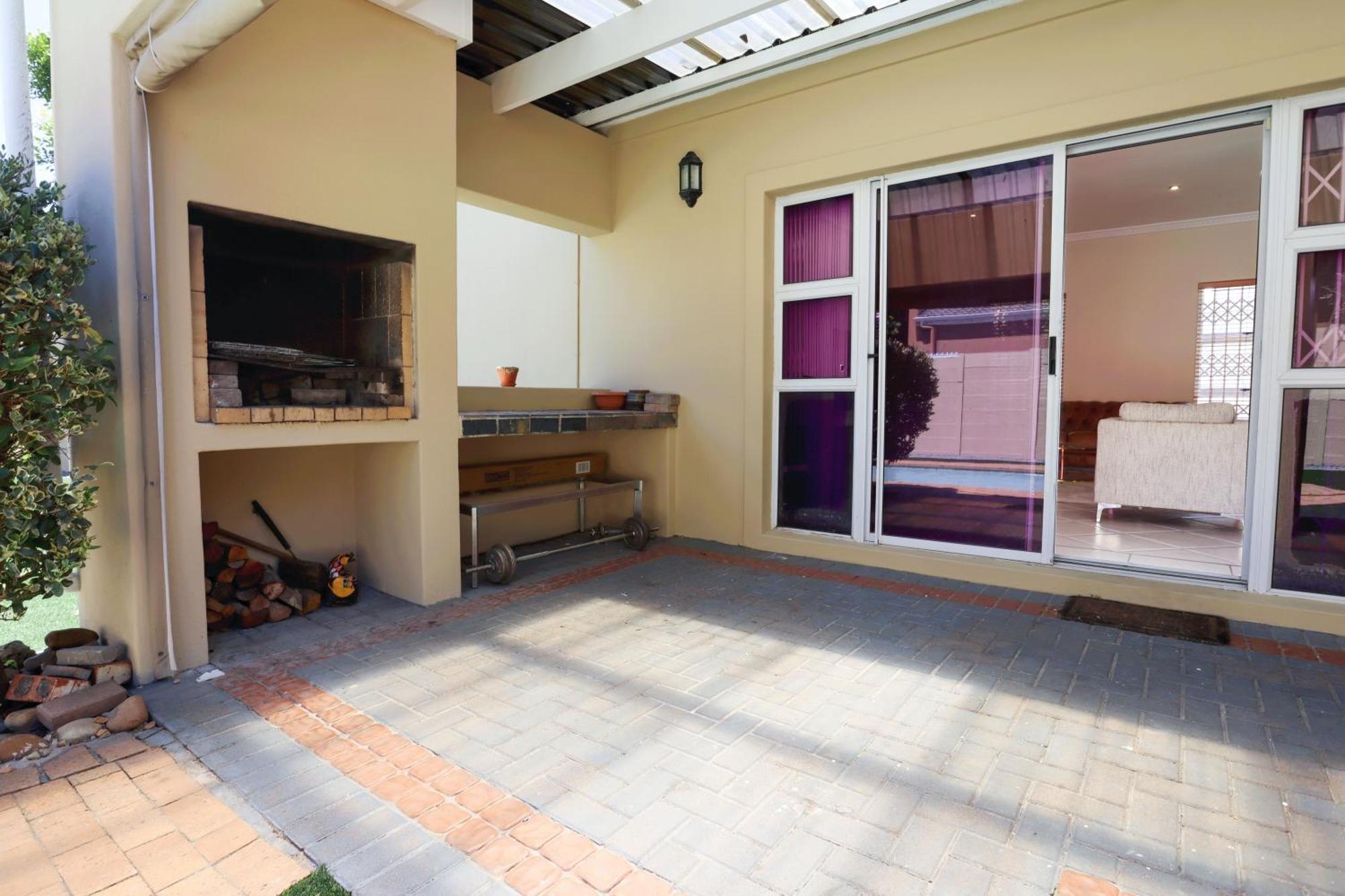 Spacious 4-bedroom With A Pool *