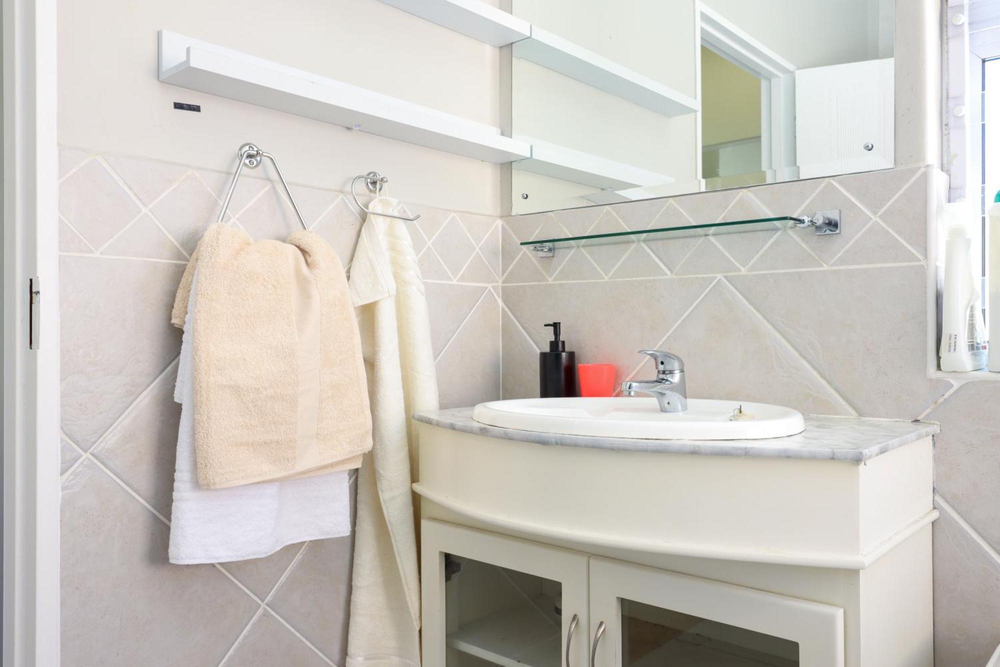 Spacious 4-bedroom With A Pool Holiday home Cape Town