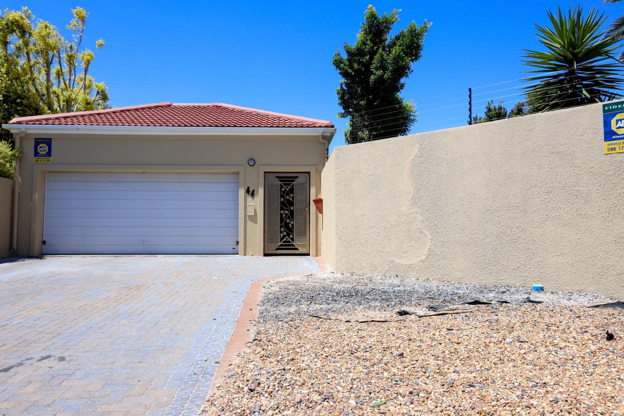 Spacious 4-bedroom With A Pool Holiday home Cape Town