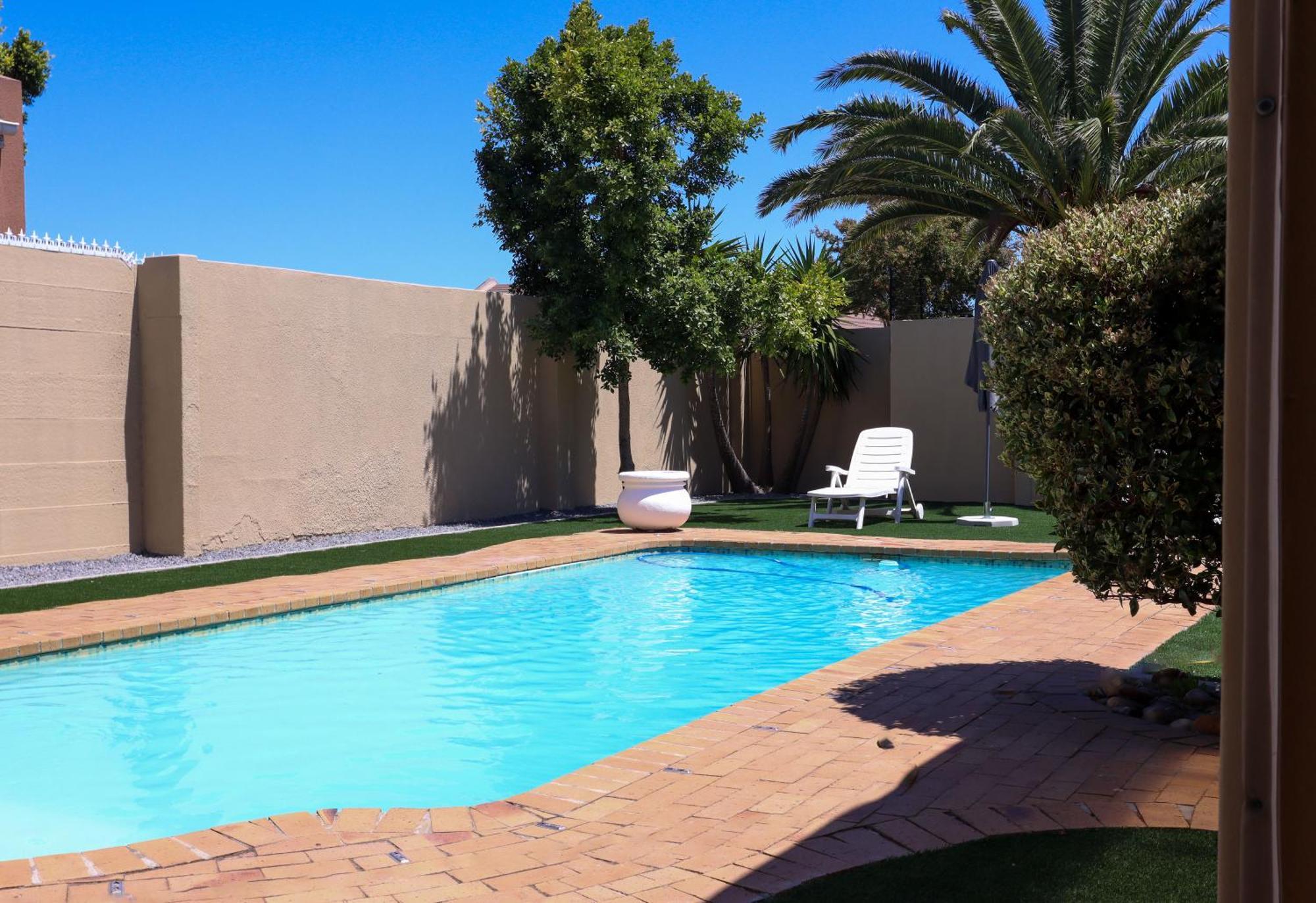Spacious 4-bedroom With A Pool *