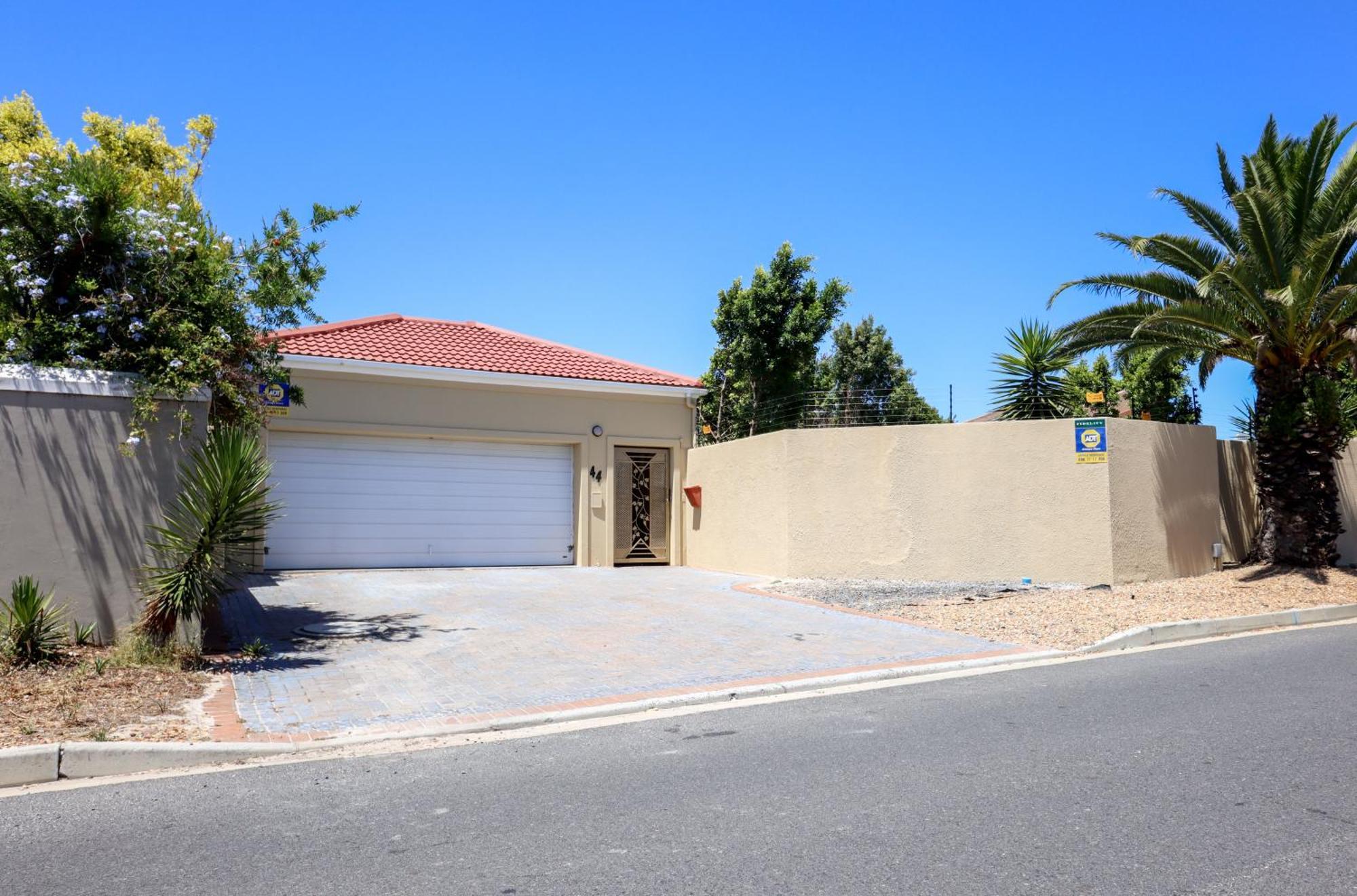 Spacious 4-bedroom With A Pool Holiday home *